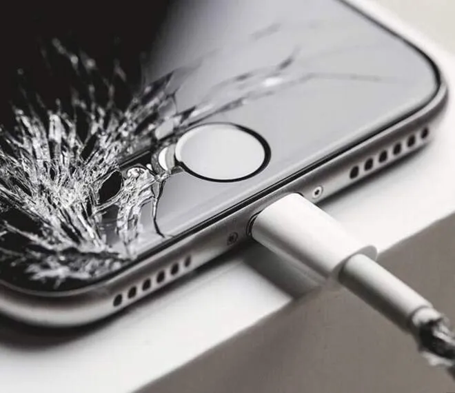 Наиболее распространенные поломки iPhone — экран, батарея, порт зарядки